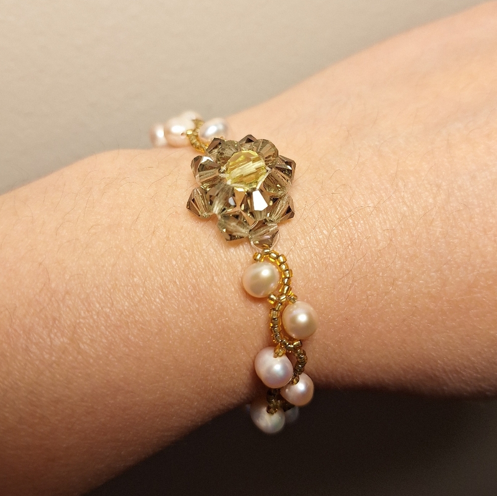 Elegant Crystal and Pearl Bracelet